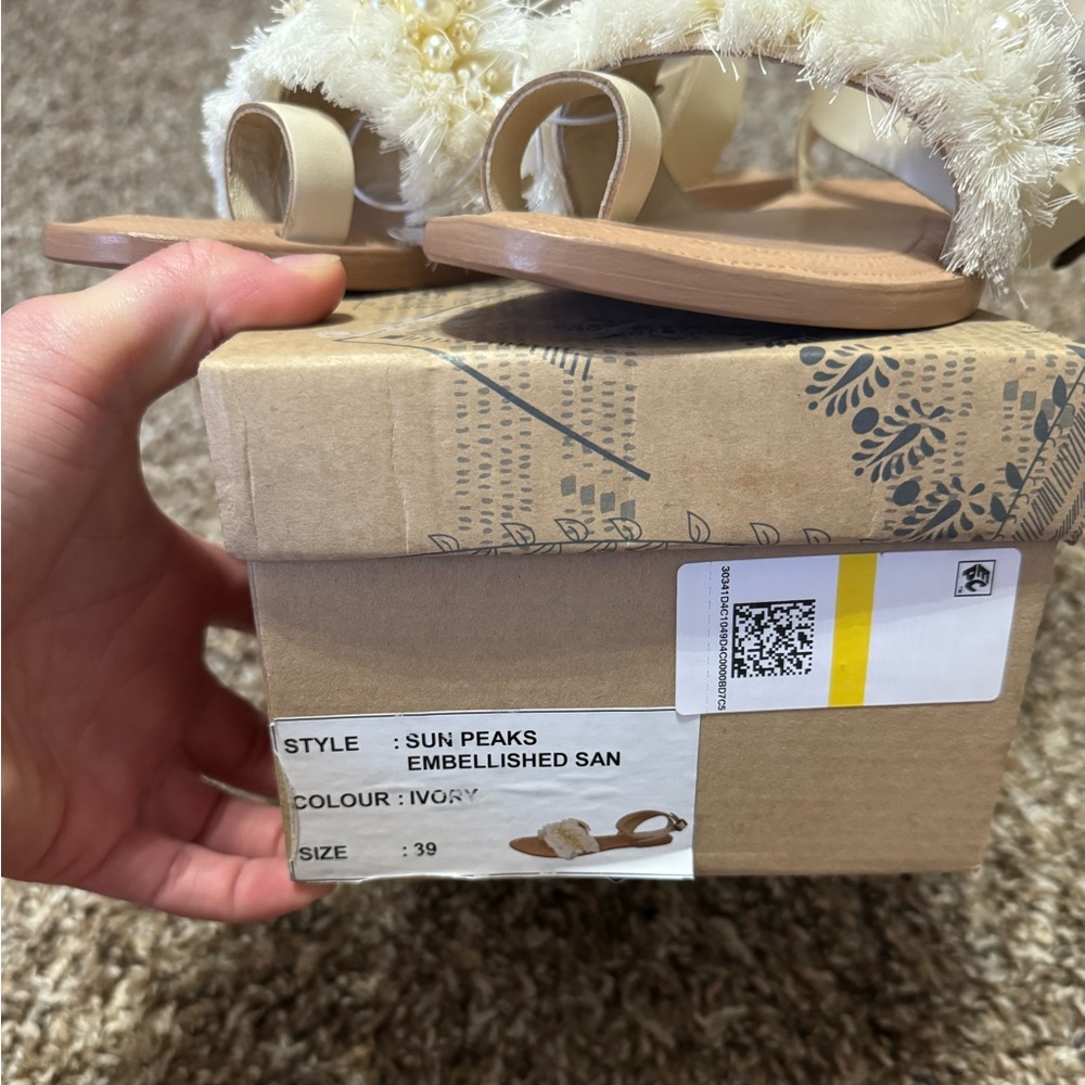 Free People Sun Peaks Embellished Sandals Buckle Closure Ivory EU 39- US 8.5 NEW - Picture 9 of 10